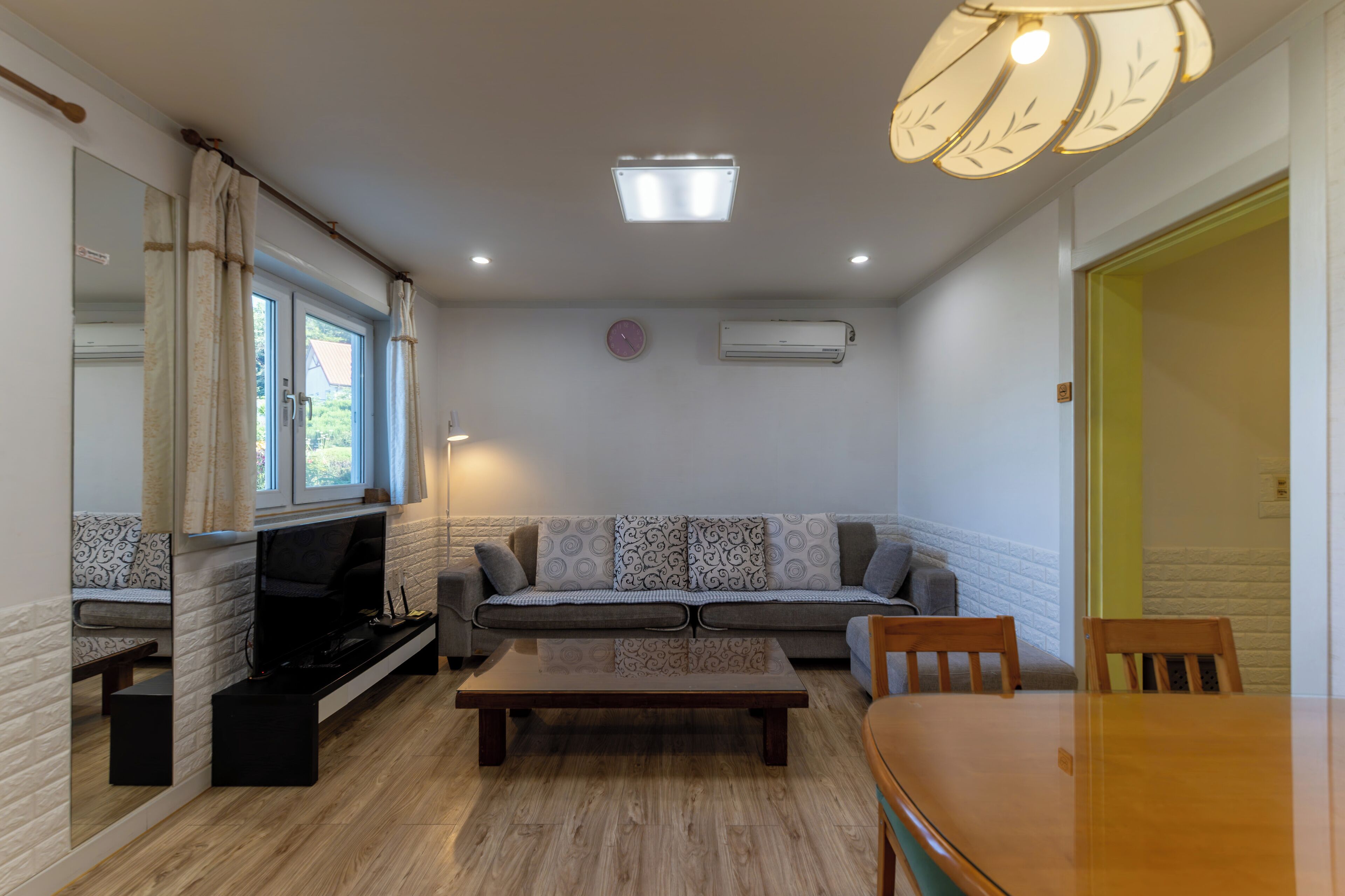 패밀리 하우스, 침실 2개, 바다 전망 | 거실 공간 | 디지털 채널 시청이 가능한 40인치 스마트 TV, TV, 바닥 난방/온돌