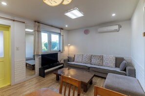 Family House, 2 Bedrooms, Sea View | Living area