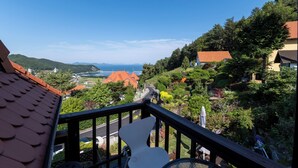 Rom, 1 dobbeltseng, ikke-røyk, delvis sjøutsikt | Terrasse/patio