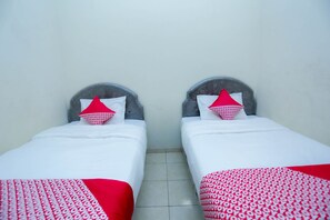 Deluxe Twin Room | Desk, free WiFi - OYO 2692 Penginapan Mba Ros (Banjarbaru)