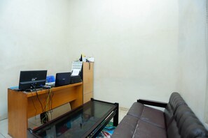 Reception - OYO 2692 Penginapan Mba Ros (Banjarbaru)