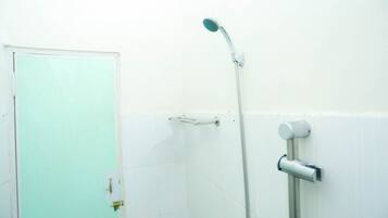 Deluxe Twin Room | Bathroom | Shower, towels
