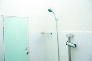 Deluxe Twin Room | Bathroom | Shower, towels - OYO 2692 Penginapan Mba Ros (Banjarbaru)