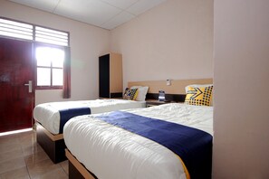 Habitación económica con 2 camas individuales | Wifi gratis y ropa de cama 