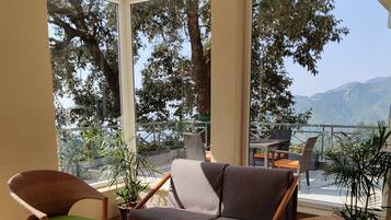 Breakfast, lunch and dinner served