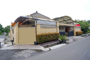 A two-story building with a tiled roof, a covered entrance, and a signboard. - OYO 2737 D'KostNearKraton mangkunegaran (Surakarta)