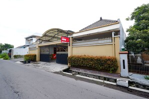 Exterior - OYO 2737 D'KostNearKraton mangkunegaran (Surakarta)