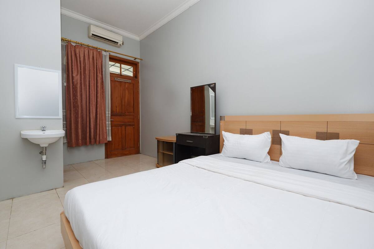 WiFi (free), bed sheets