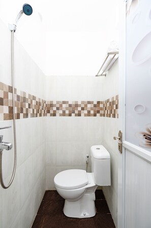 Standard Double Room | Bathroom | Shower, towels - OYO 2782 Puspa Residence (Semarang)