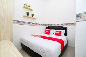 Standard Double Room | Free WiFi, bed sheets - OYO 2782 Puspa Residence (Semarang)