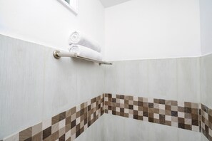 Chambre de base double | Salle de bain | Douche, serviettes fournies