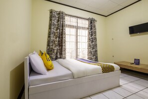 Double Room | Free WiFi - Super OYO 2672 Bee M Syariah (Bandung)