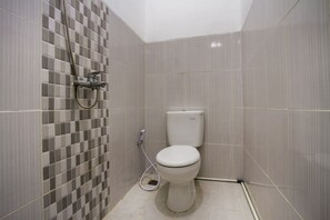 Standard-Einzelzimmer | Badezimmer | Dusche, Handtücher