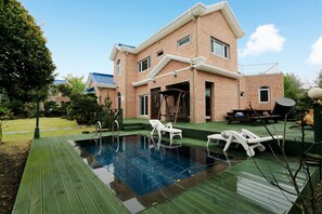 Seasonal outdoor pool - Ocean Sky Village Pension (Jeju City)