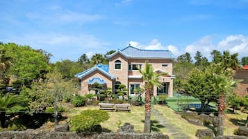 Vista frontal de la propiedad