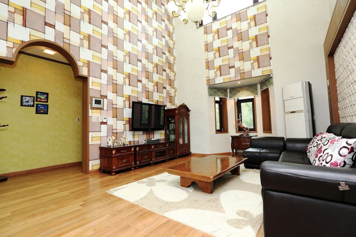 Sunny | Living area | Flat-screen TV
