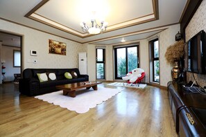 Flat-screen TV - Ocean Sky Village Pension (Jeju City)