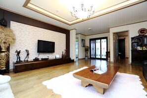 Flat-screen TV - Ocean Sky Village Pension (Jeju City)