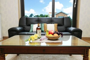 Flat-screen TV - Ocean Sky Village Pension (Jeju City)