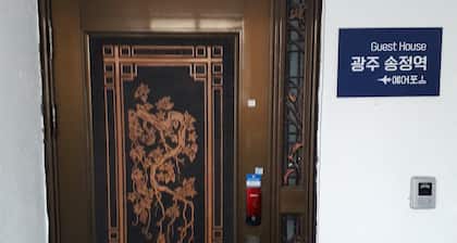 Gwangju Songjeong Station Guesthouse - Hostel