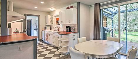Coffee/tea maker, fridge, microwave, stovetop