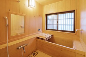 Duschwanne, Haartrockner, Handtücher