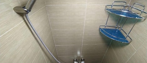 Kostenlose Toilettenartikel, Haartrockner, Handtücher