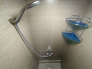 Articles de toilette gratuits, sèche-cheveux, serviettes fournies