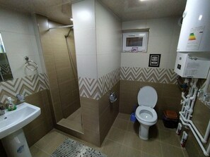 Amenidades de baño gratuitas, secadora de cabello, toallas