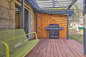 Terrace/patio - Retro Updated Blanco Abode - Steps to Main Street! (Blanco)