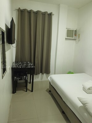 Double Room | Desk, laptop workspace, bed sheets - Lei Kendee Traveler's Inn (Digos City)