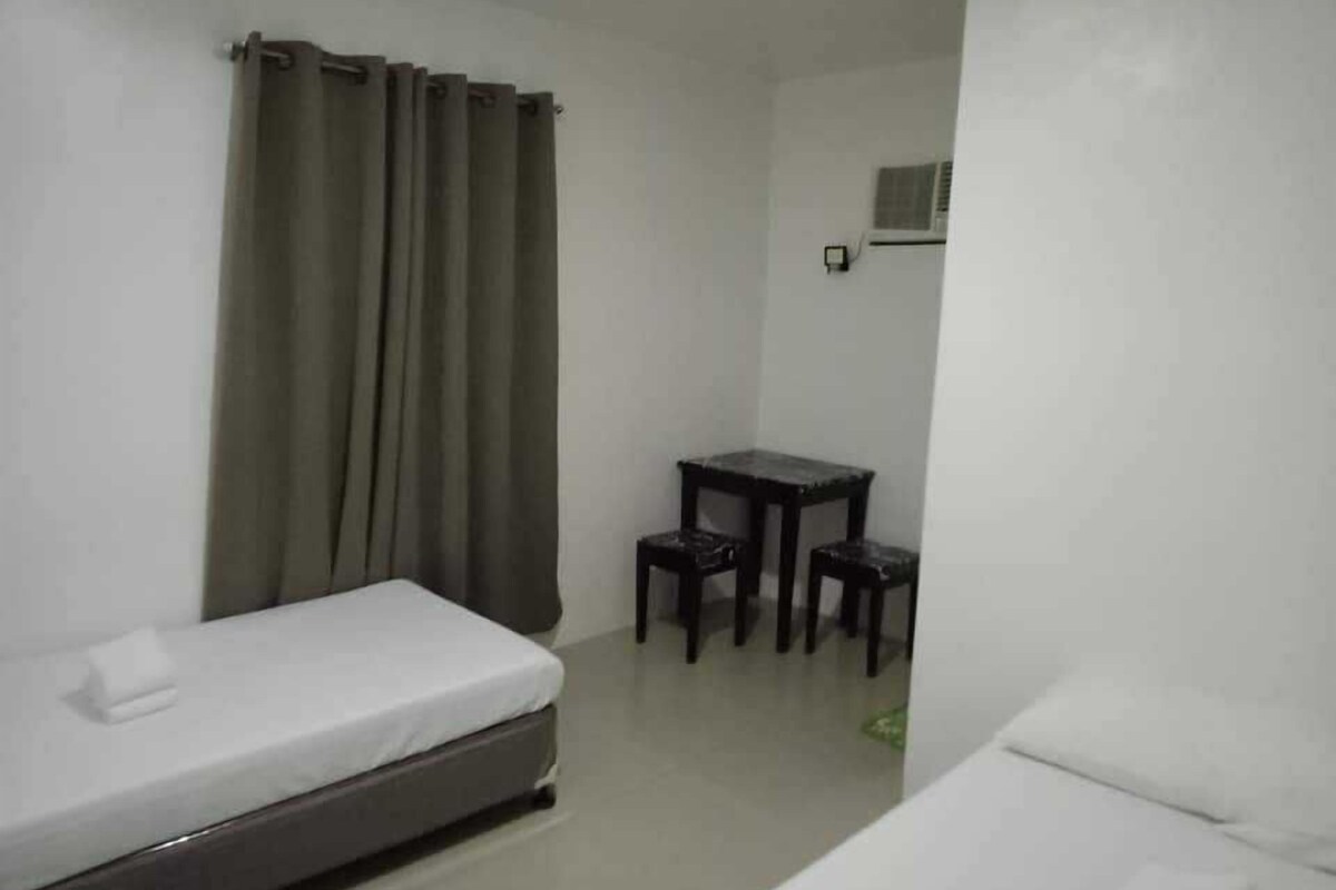 Double Room | Desk, laptop workspace, bed sheets