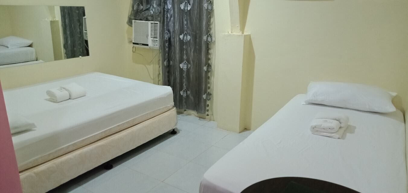 Triple Room | Desk, laptop workspace, bed sheets
