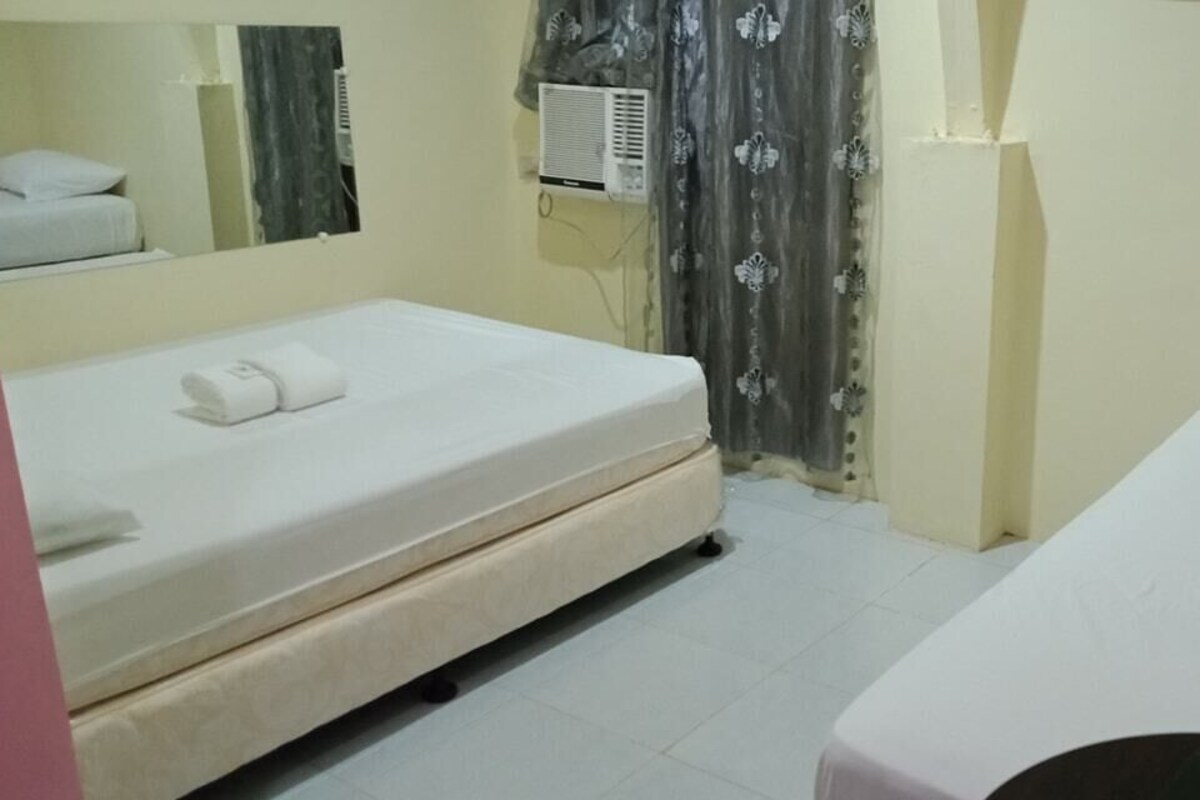 Triple Room | Desk, laptop workspace, bed sheets