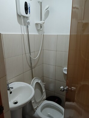 Double Room | Bathroom | Shower, free toiletries, towels, soap - Lei Kendee Traveler's Inn (Digos City)