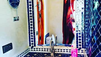 Sèche-cheveux, serviettes fournies, savon, shampoing