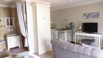 Suite estudio clásica | Área de sala de estar | Televisión de 80 cm con canales digitales