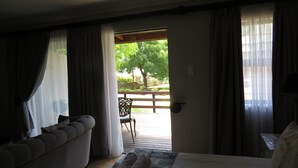Une chambre d’hôtel avec un lit, un canapé et une vue sur l’extérieur.