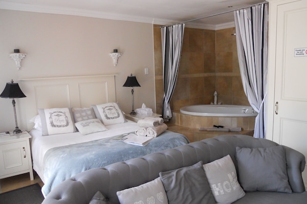 Classic Studio Suite | Premium bedding, free WiFi, bed sheets
