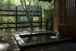Hus (JPN Style, Semi-open-air Bath, Annex) | Badeværelse | Gratis toiletartikler, hårtørrer, hjemmesko