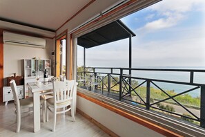 Room (Bus stop) | In-room dining - Namhae Lumiere Pension (Namhae)