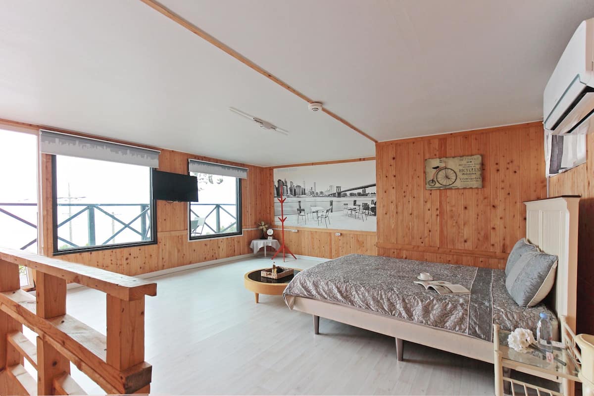 Room (Casablanca)