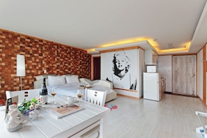 Room (Bus stop) | In-room dining