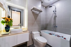Quarto casal grand, sacada, vista para a piscina | Banheiro | Produtos de toalete grátis, secador de cabelo, chinelos, bidê