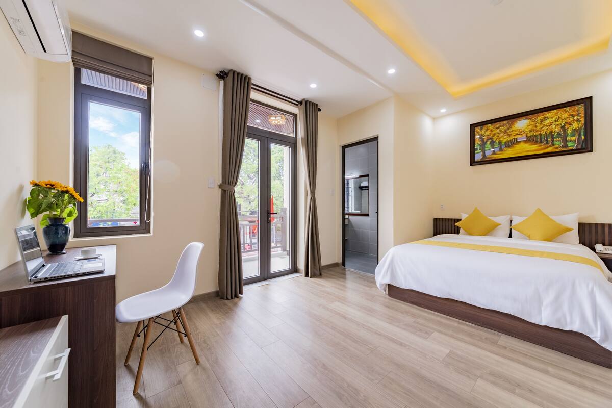 Quarto casal júnior, sacada, vista para a cidade | Frigobar, escrivaninha, espaço de trabalho para notebook