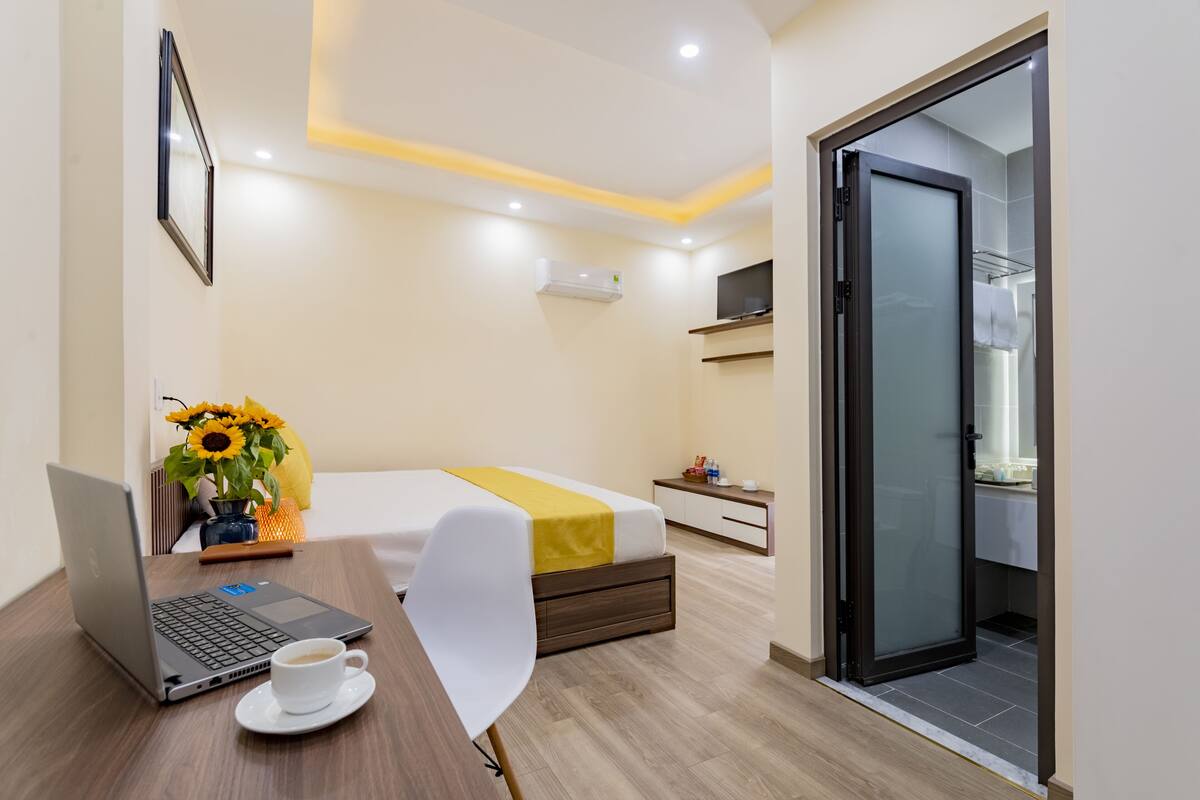 Quarto casal grand, sacada, vista para a piscina | Frigobar, escrivaninha, espaço de trabalho para notebook