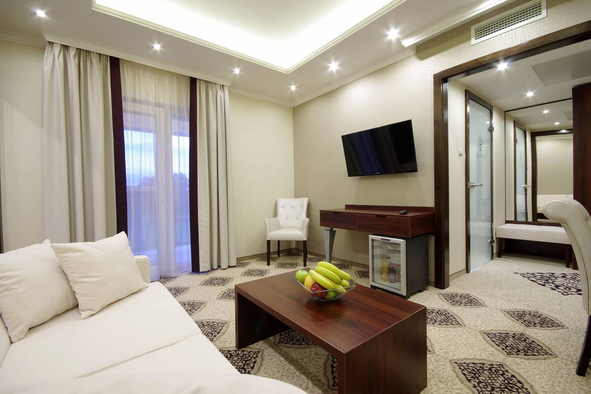 Deluxe Room | Living area | Flat-screen TV