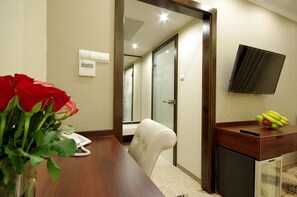 ميني بار وخزنة داخل الغرفة وطراز فريد لكل وحدة ومكتب