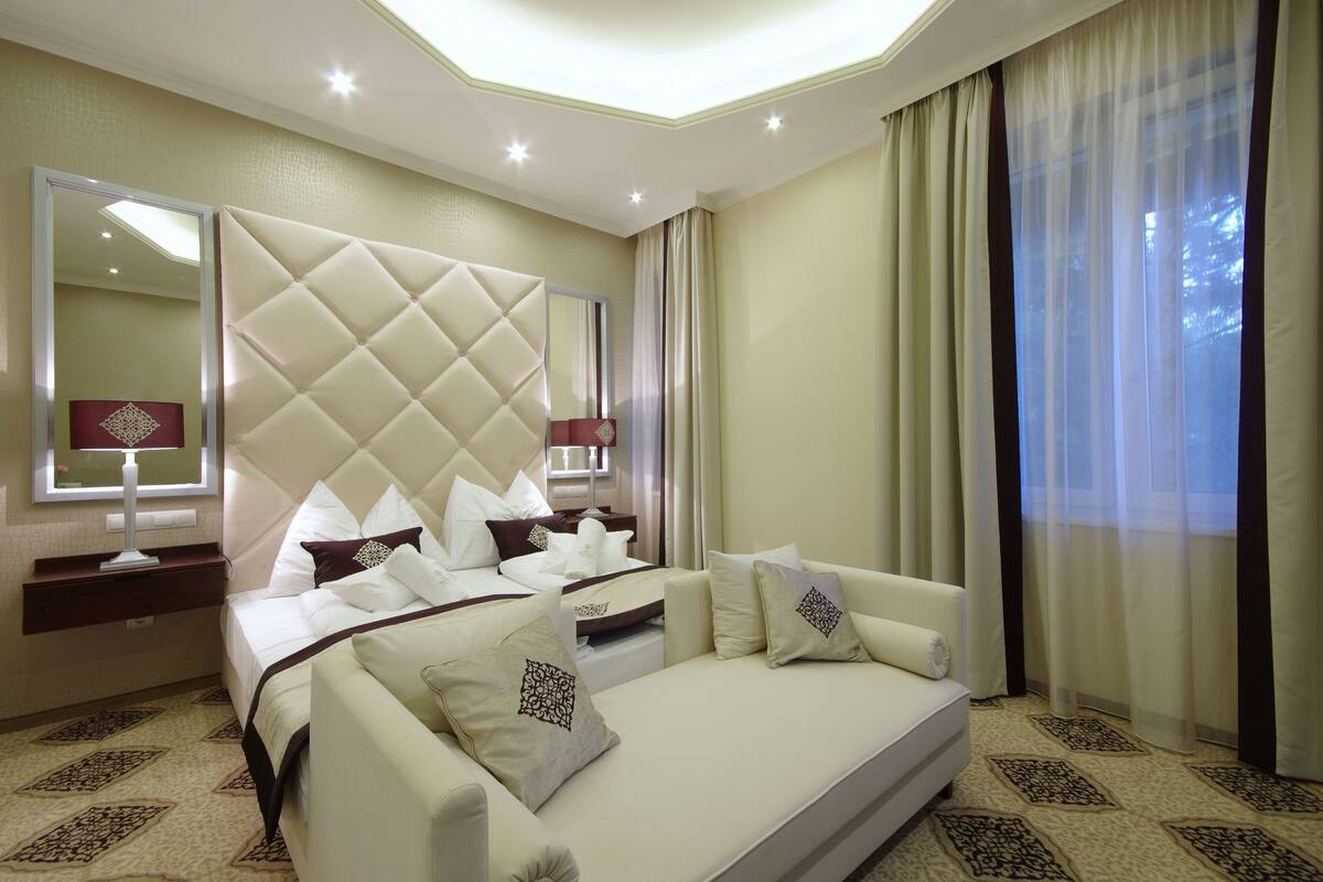 Standard Room | Minibar, in-room safe, desk, blackout drapes