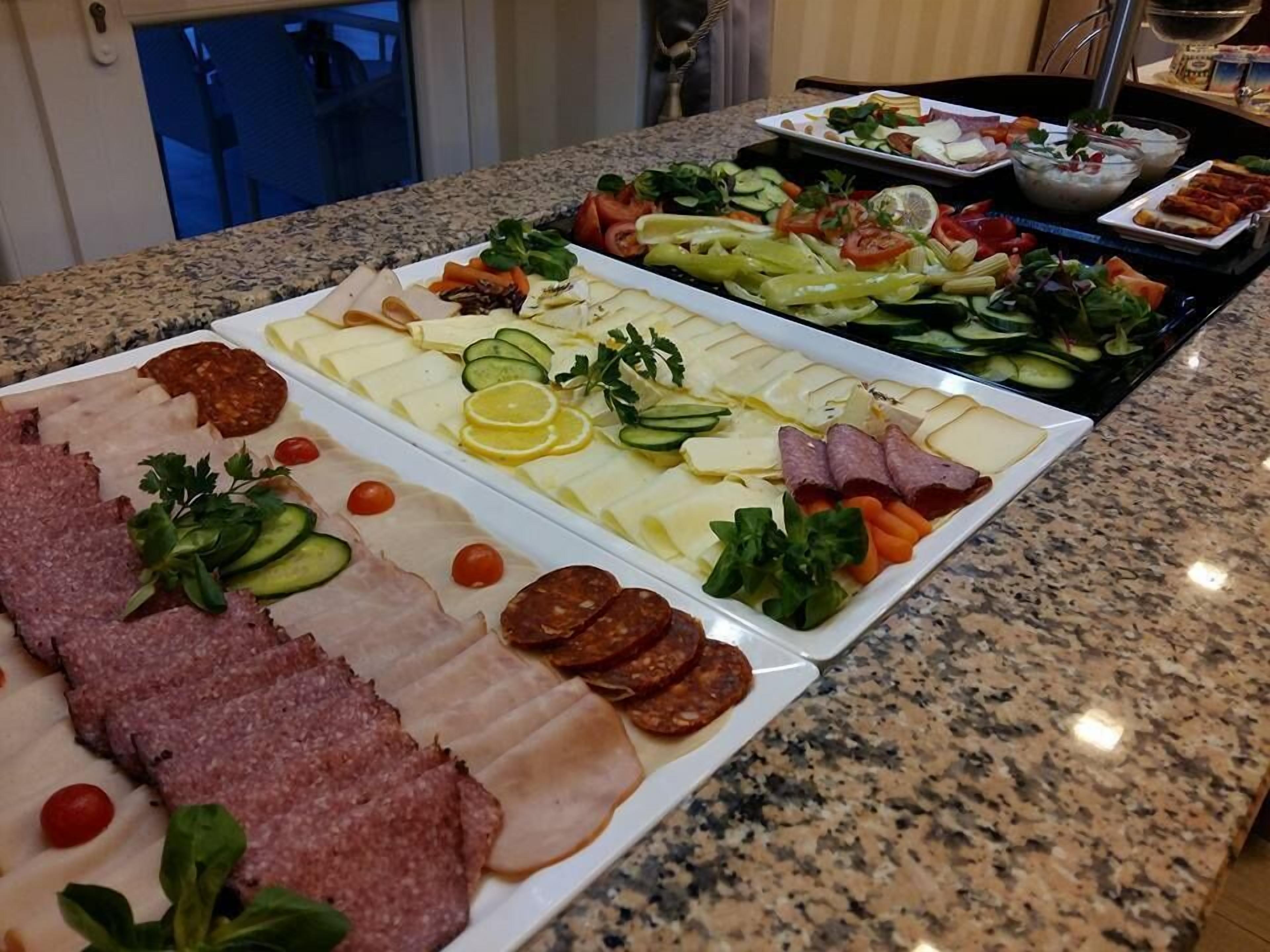 Sudah termasuk sarapan prasmanan setiap hari